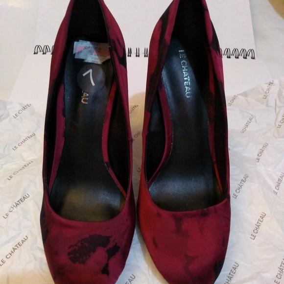 Le Chateau high heel satin pumps (red/pattern) - Picture 2 of 5